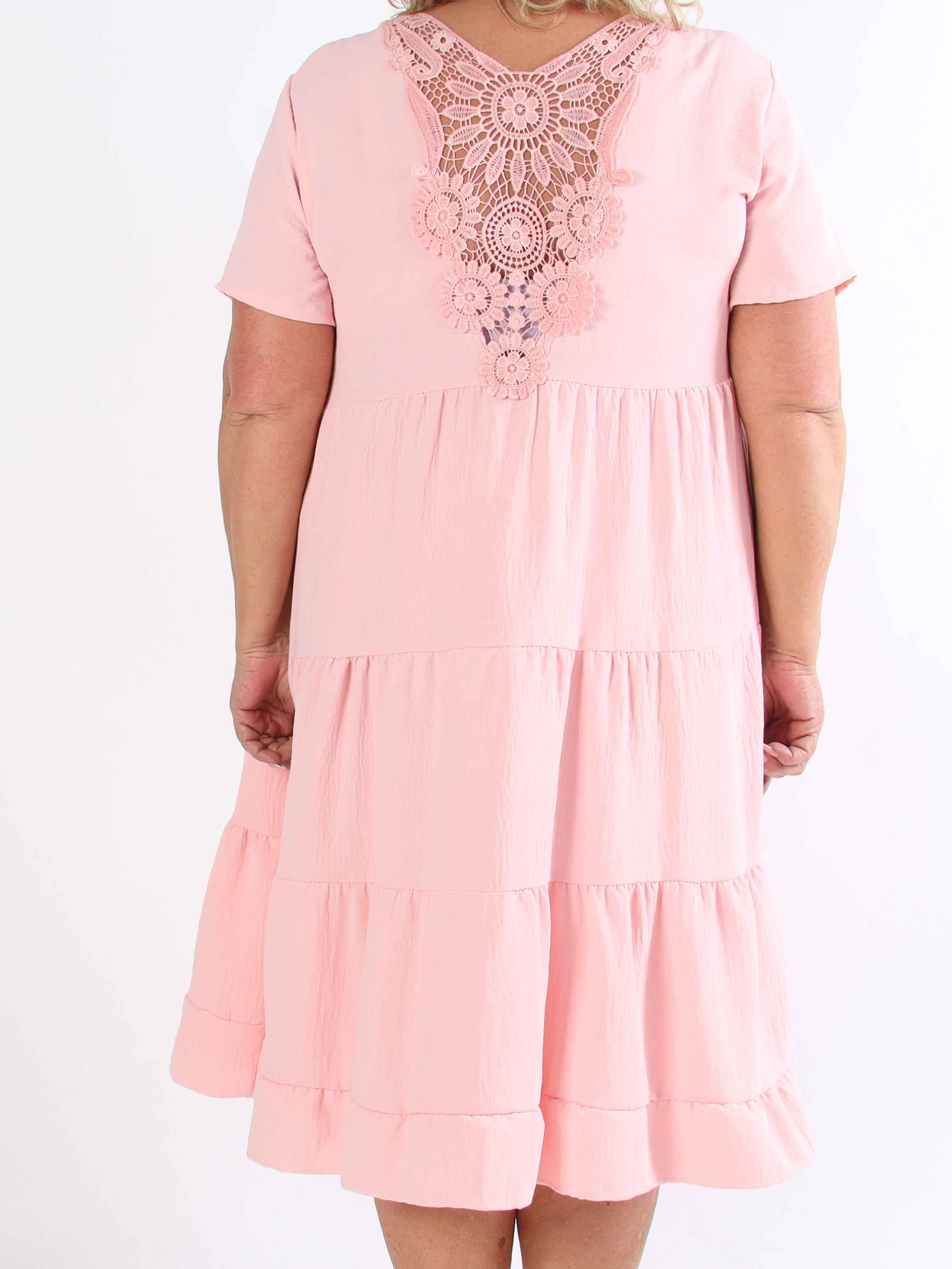 Shayna - Plus size kjole i viskose med broderet detaljer på ryggen